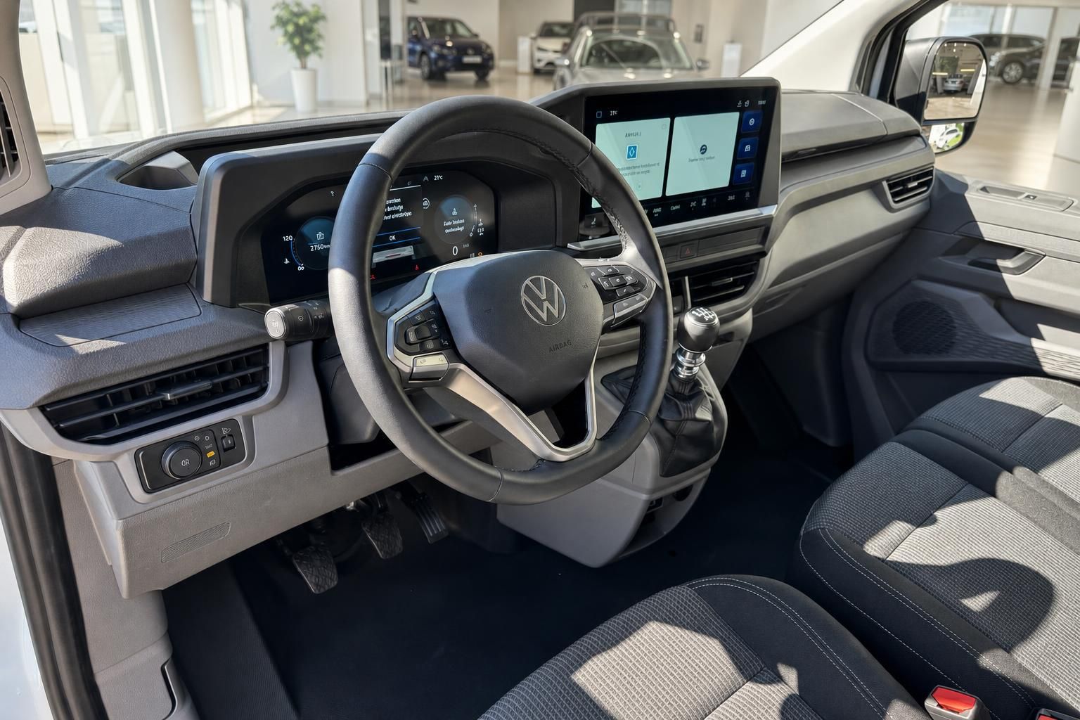 VW Transporter Cockpit mit Lenkrad und digitalem Display