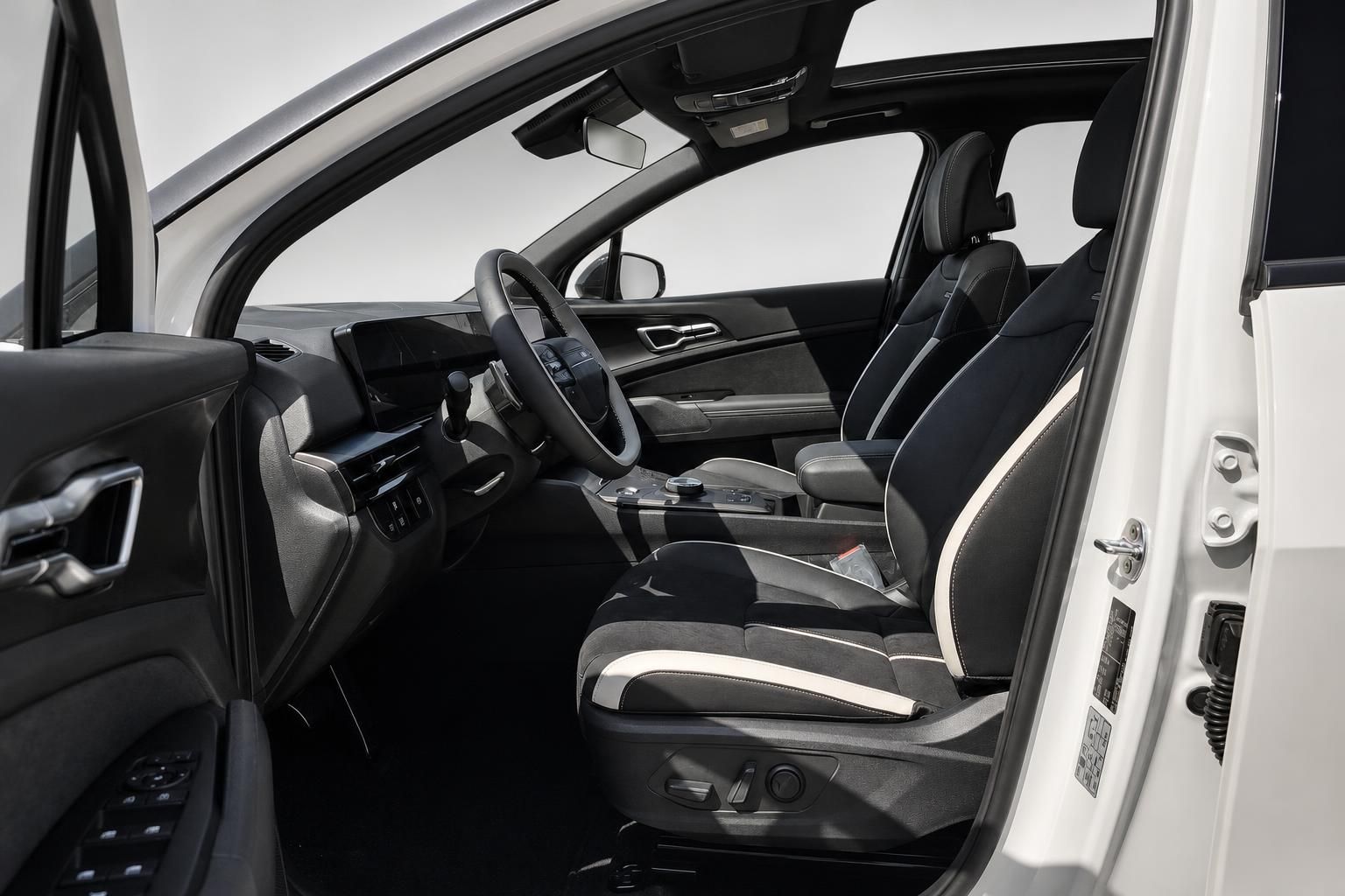 Innenraum eines weißen Kia mit schwarzen Sportsitzen und Cockpit