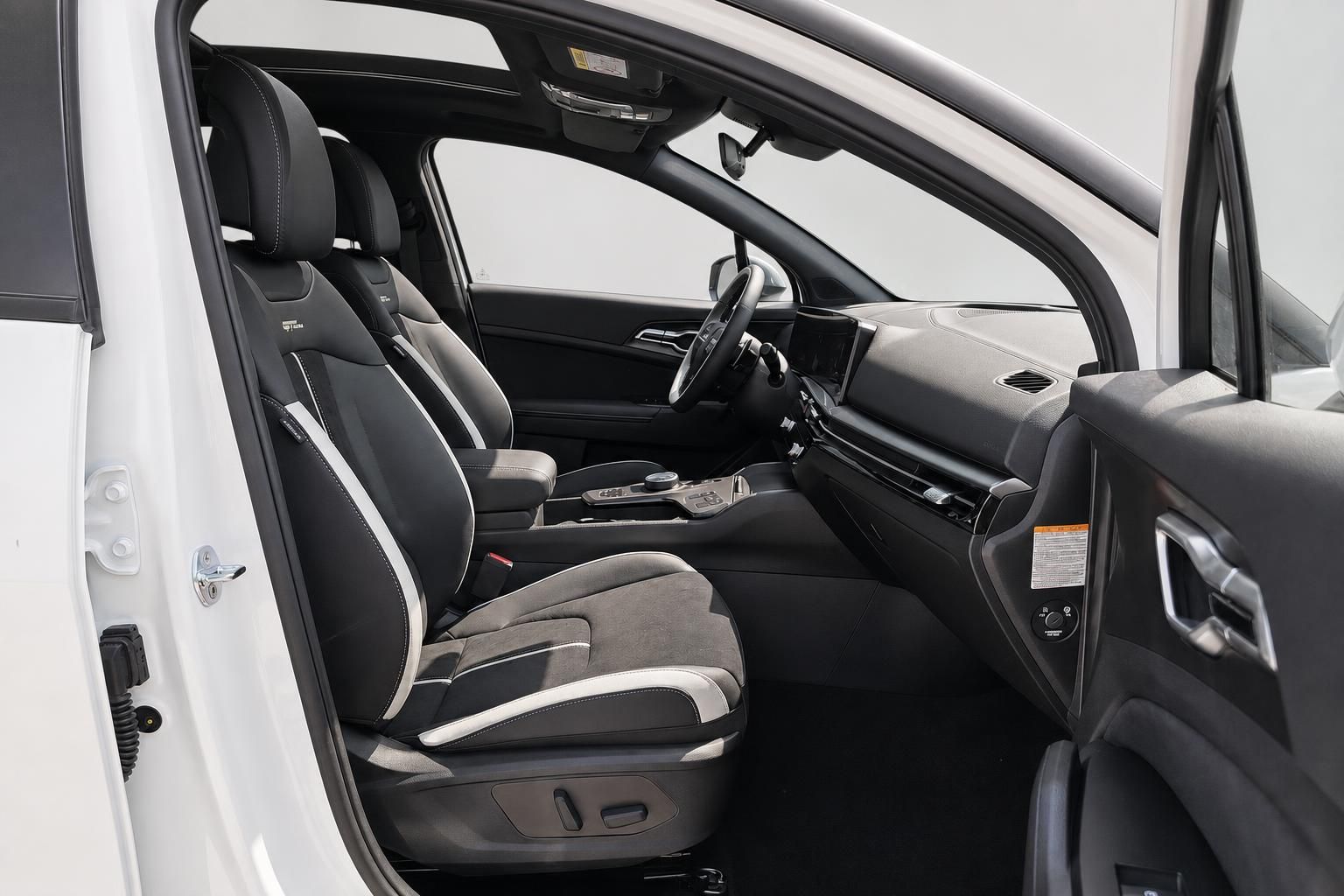 Fahrersitz und Cockpit im Kia SUV mit geöffneter Tür