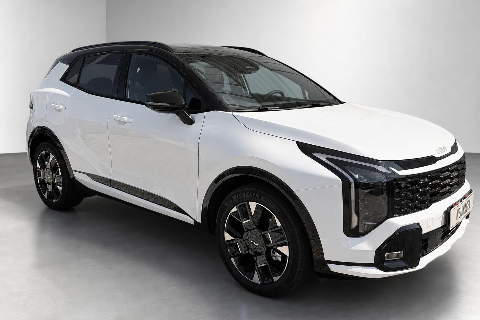 Kia Sportage weiß, Seiten-Frontansicht mit schwarzem Dach