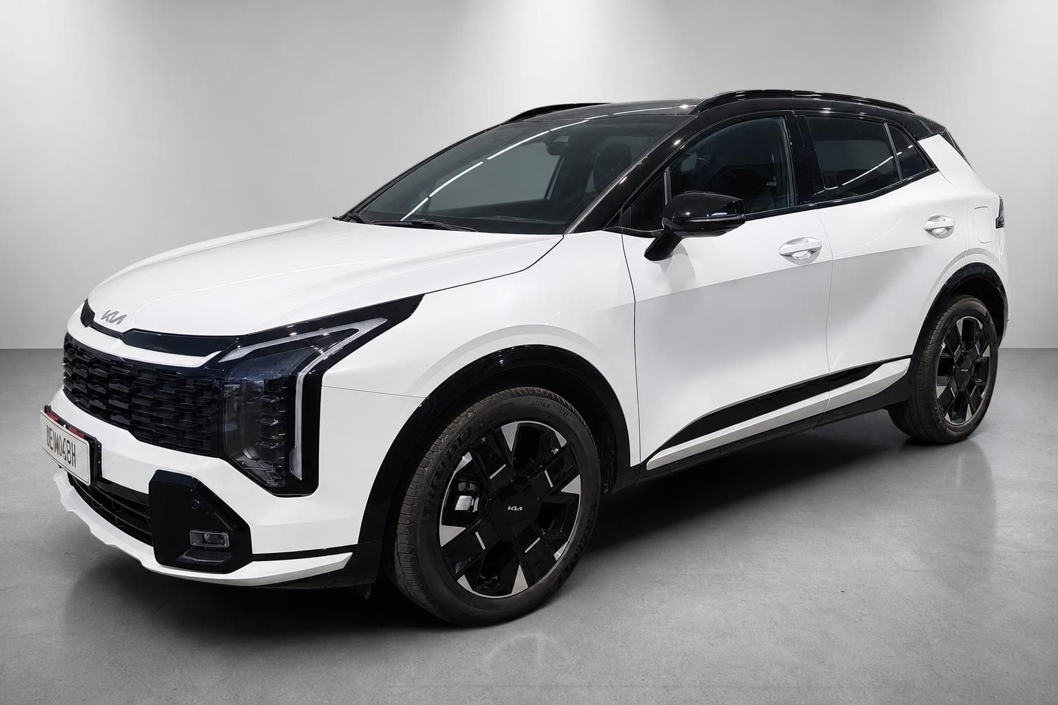 Kia Sportage weiß, Halbseitenansicht vorne im Studio