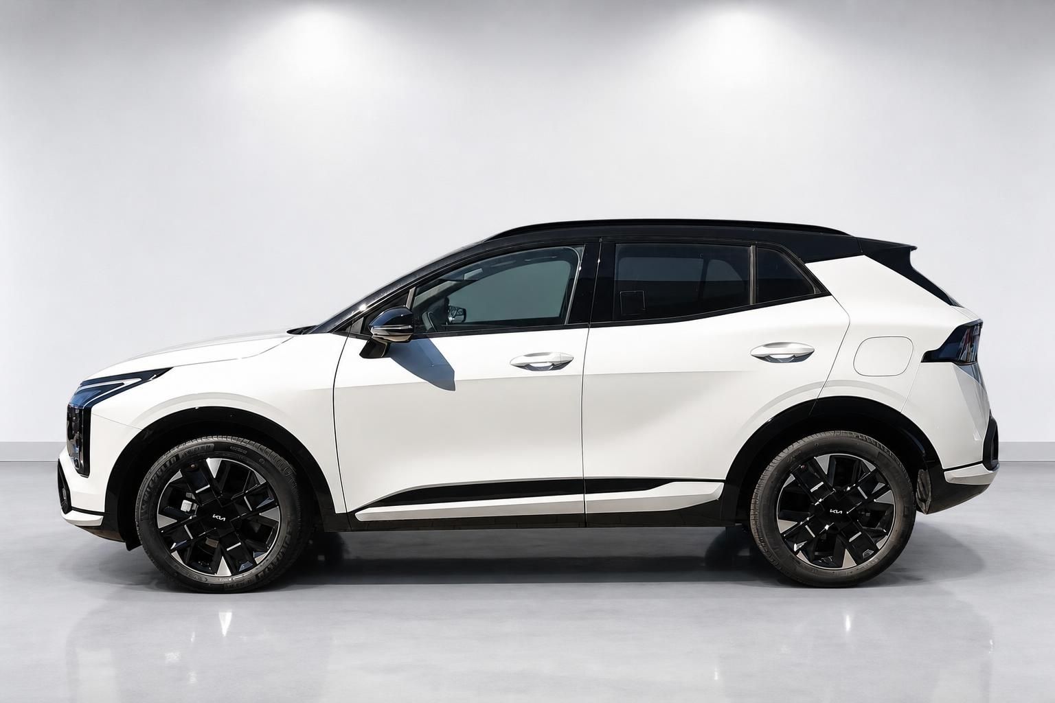 Kia Sportage weiß, Seitenansicht mit schwarzem Panoramadach