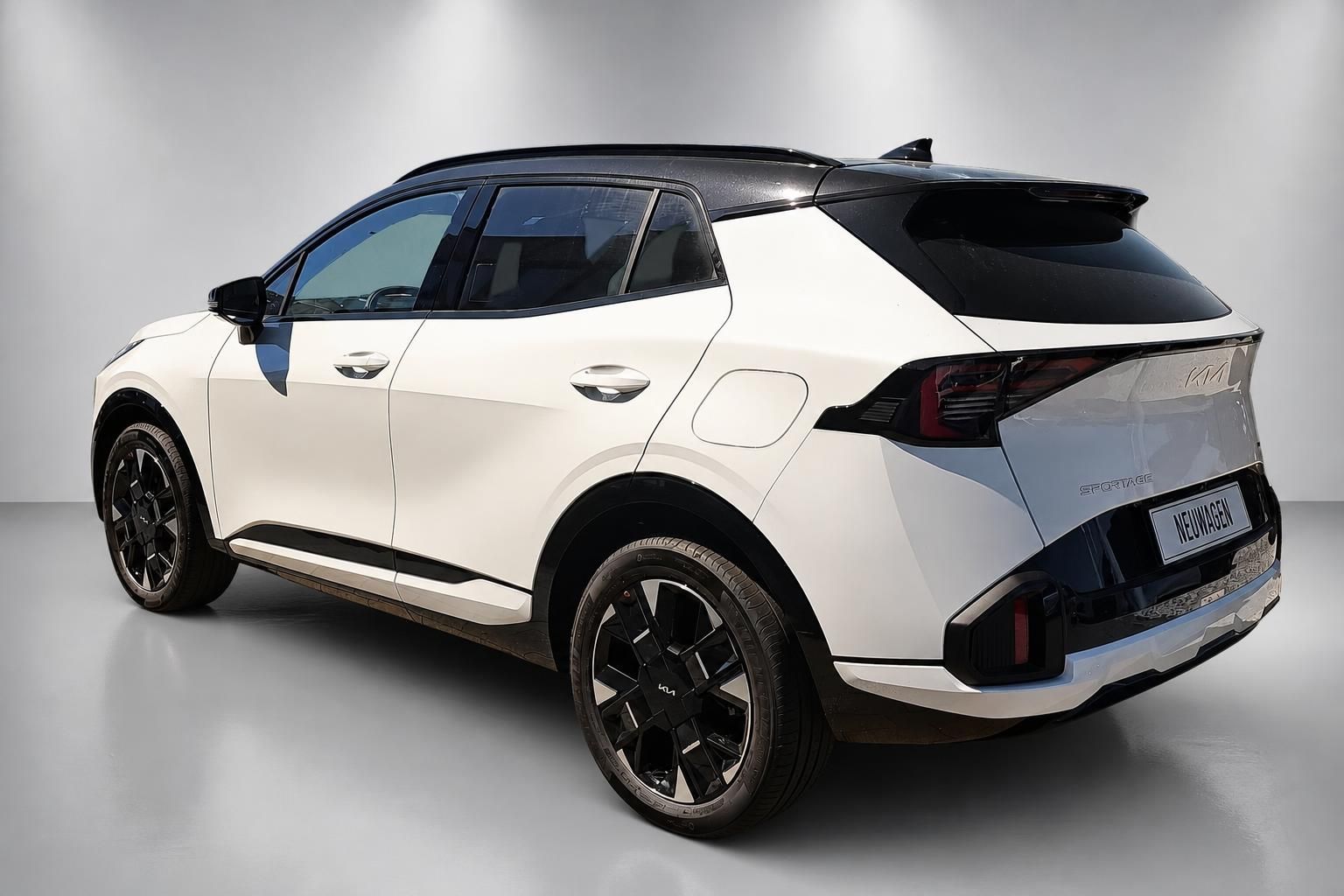 Kia Sportage weiß, Heckansicht mit schwarzem Dach im Studio