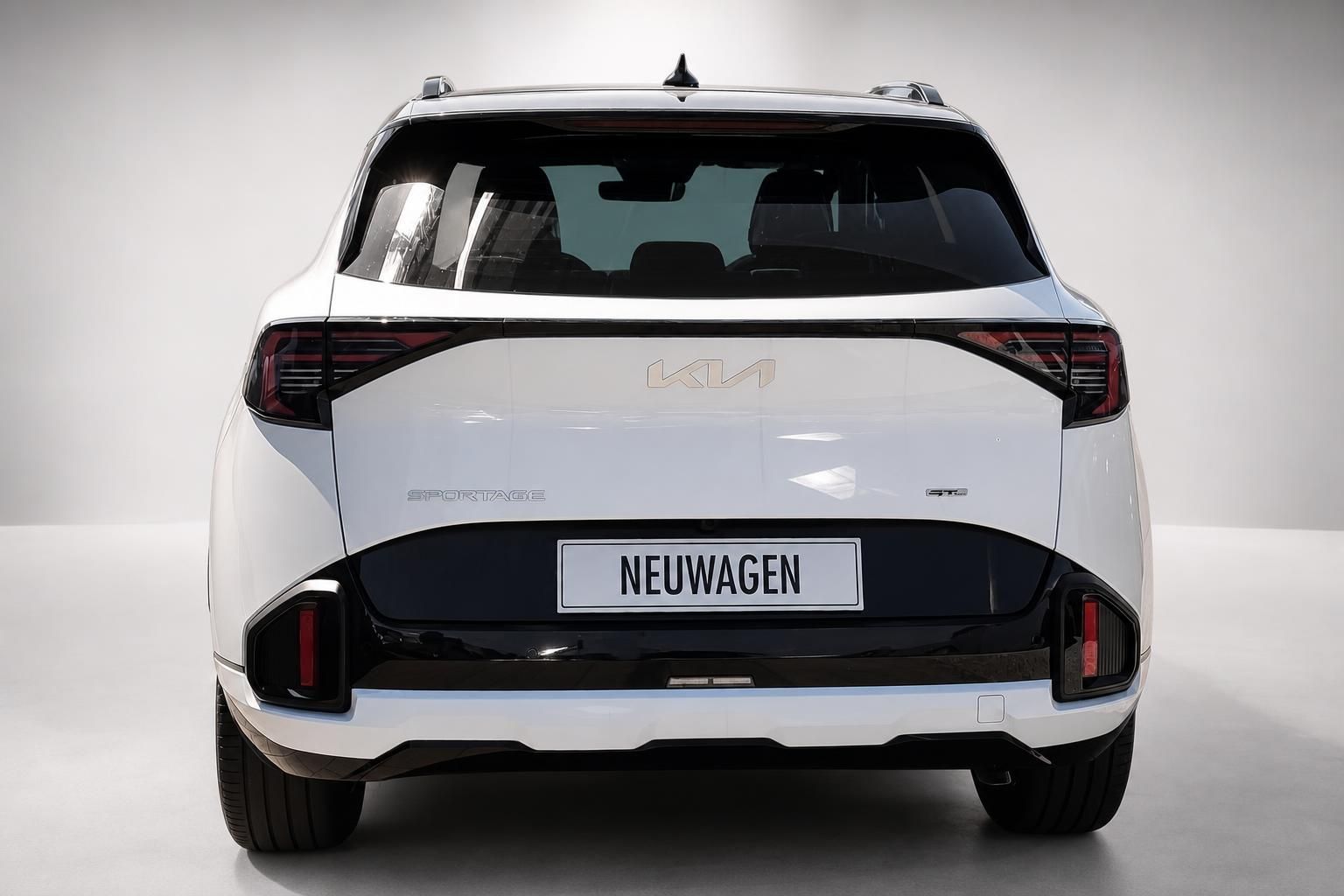 Kia Sportage GT-Line weiß, direkte Heckansicht im Studio