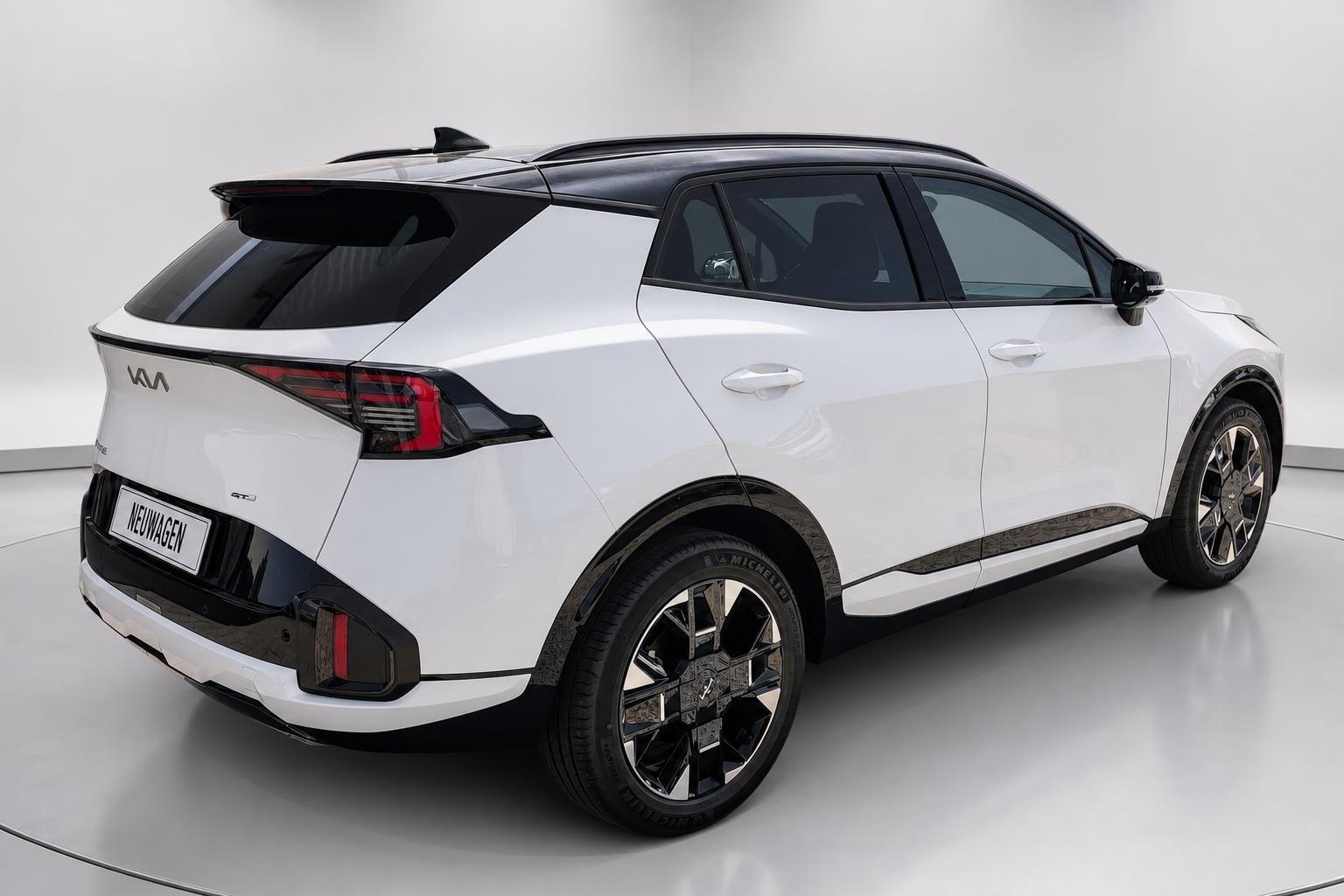 Kia Sportage GT-Line weiß, Heckansicht schräg im Studio