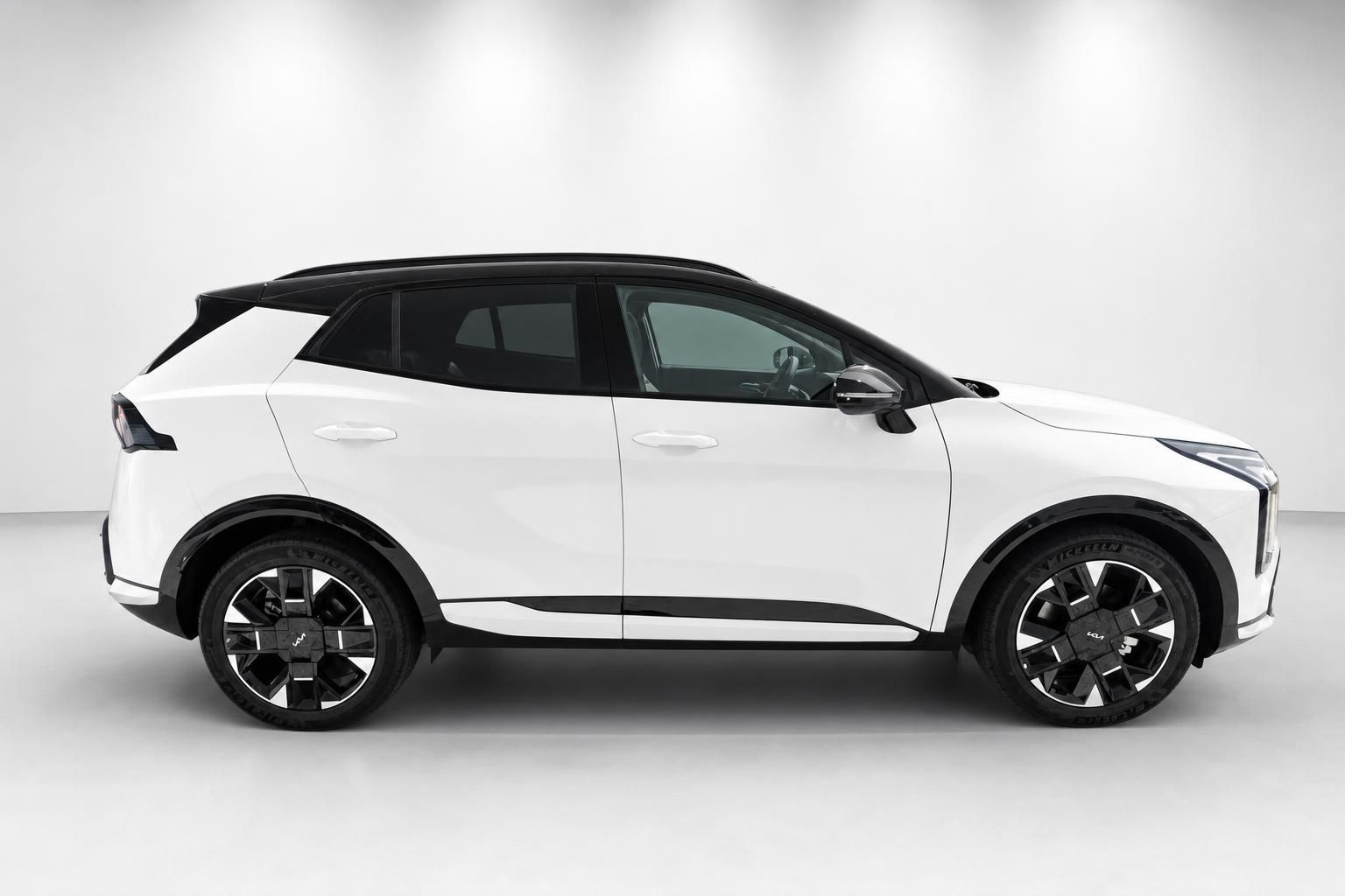 Kia Sportage weiß, Seitenansicht mit schwarzem Kontrastdach