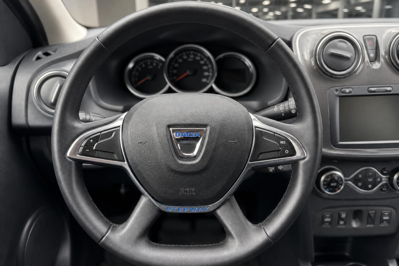 Dacia Stepway Lenkrad mit Tacho und Multimedia-Display im Detail