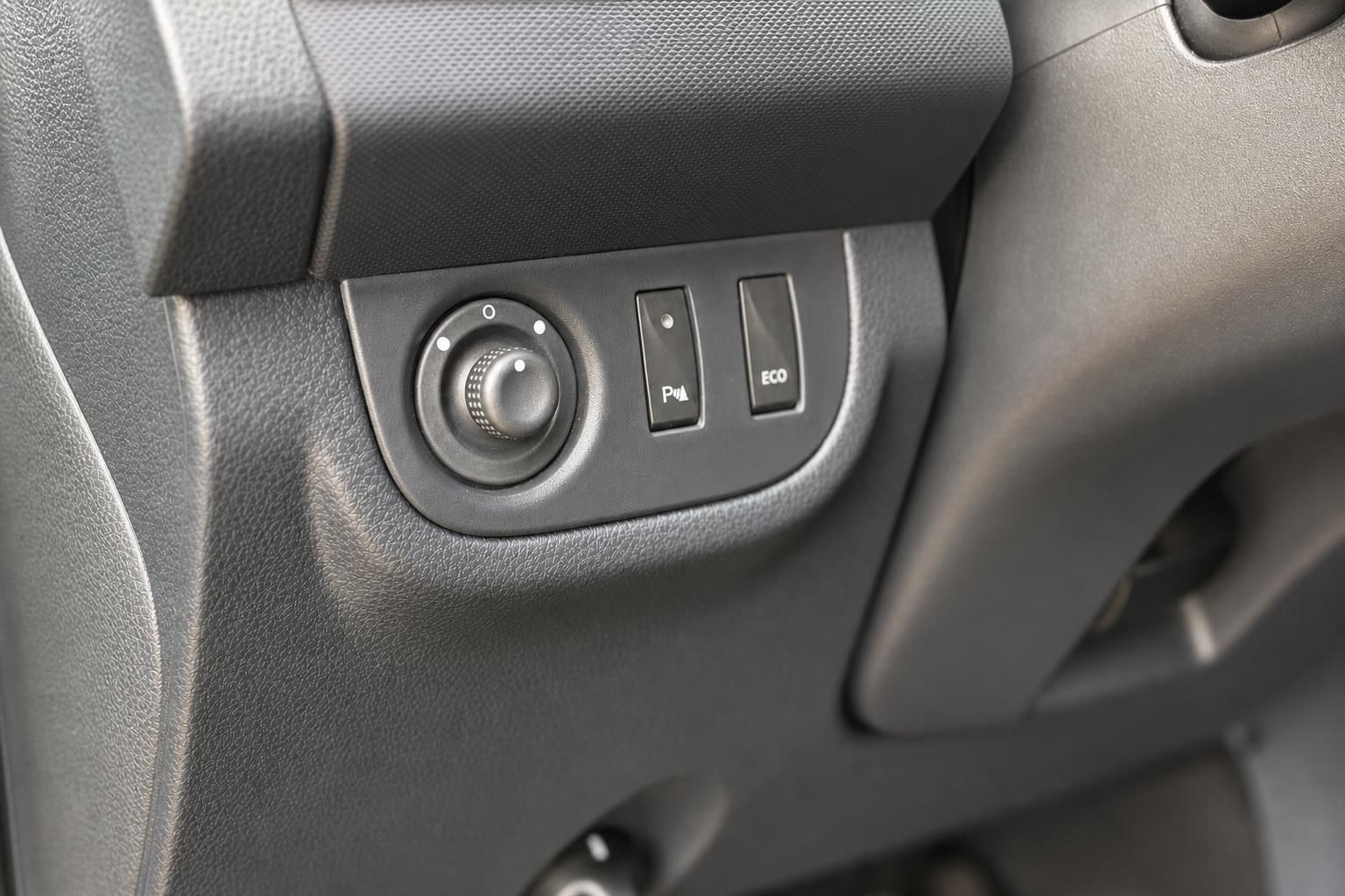 Dacia Innenraum Detail: Spiegelverstellung und ECO-Taste an der Tür
