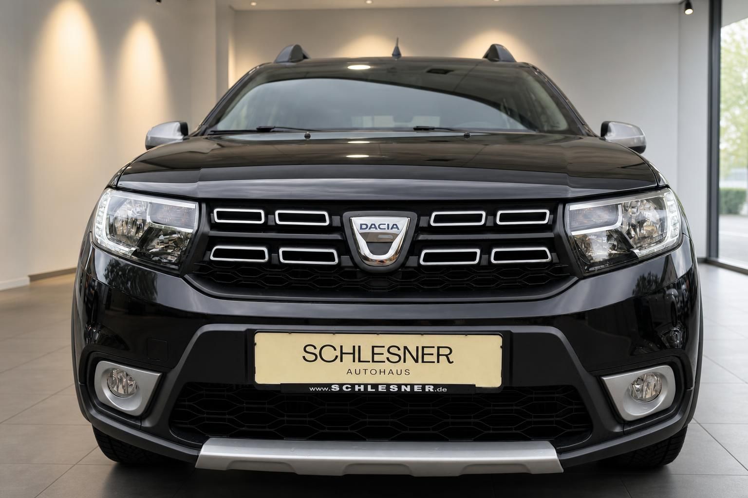 Dacia Sandero Stepway schwarz Frontansicht im Autohaus Schlesner