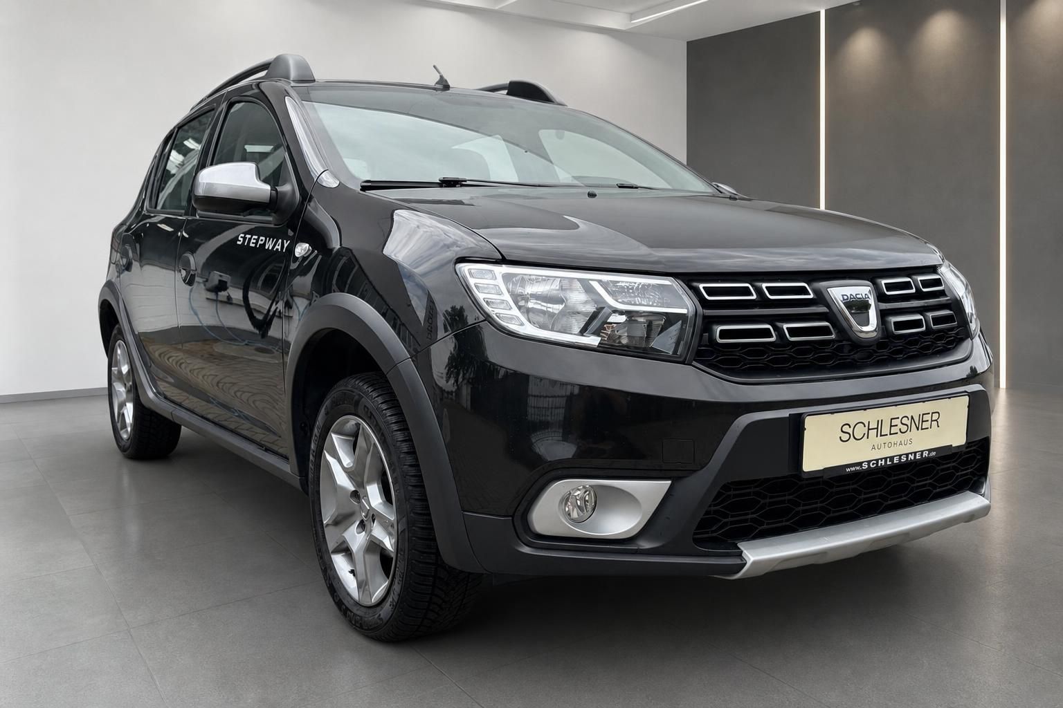 Dacia Sandero Stepway schwarz Front schräg im Autohaus