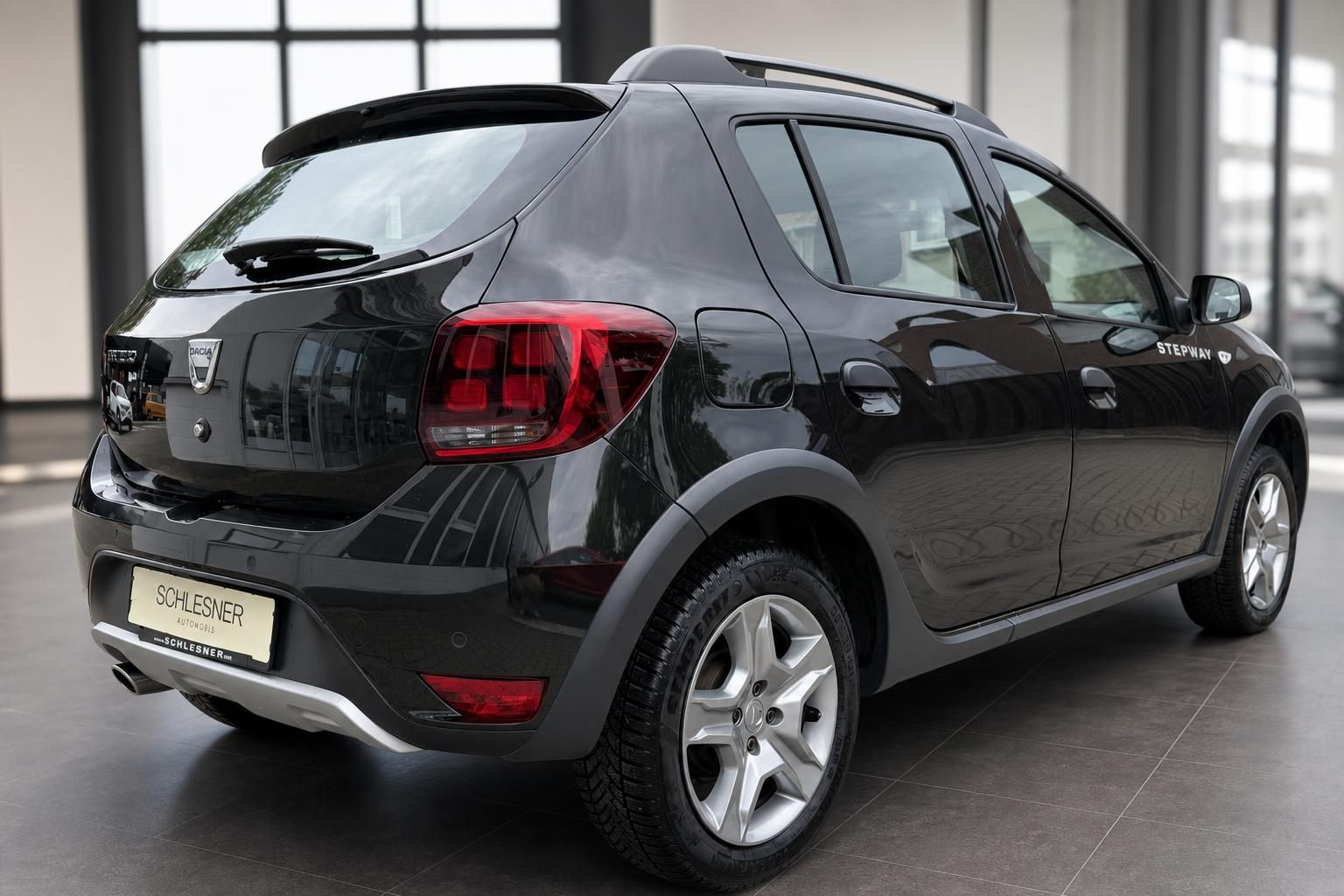 Dacia Sandero Stepway schwarz Heck seitlich im Showroom