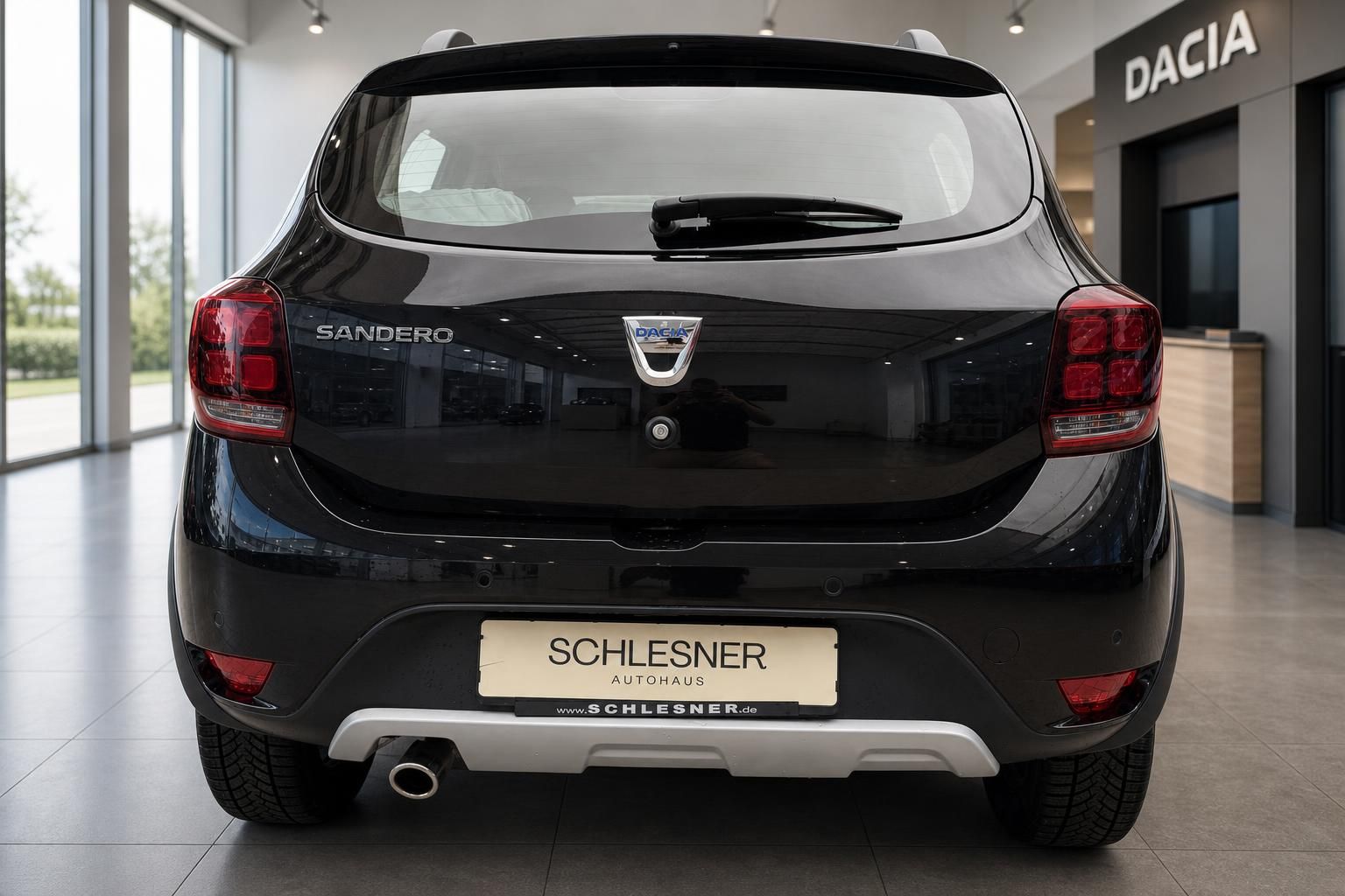 Dacia Sandero Stepway schwarz Heckansicht im Autohaus Schlesner