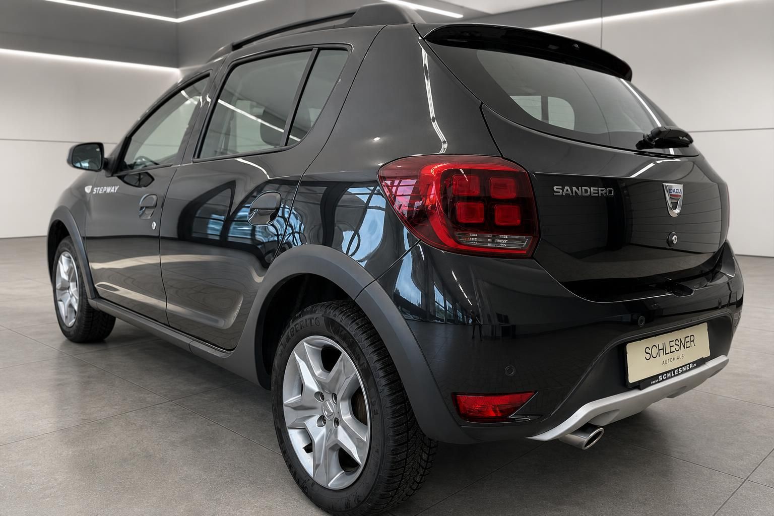 Dacia Sandero Stepway schwarz Heckansicht seitlich Detailansicht