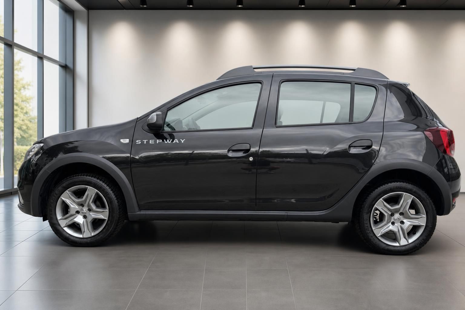 Dacia Sandero Stepway schwarz Seitenansicht im Autohaus