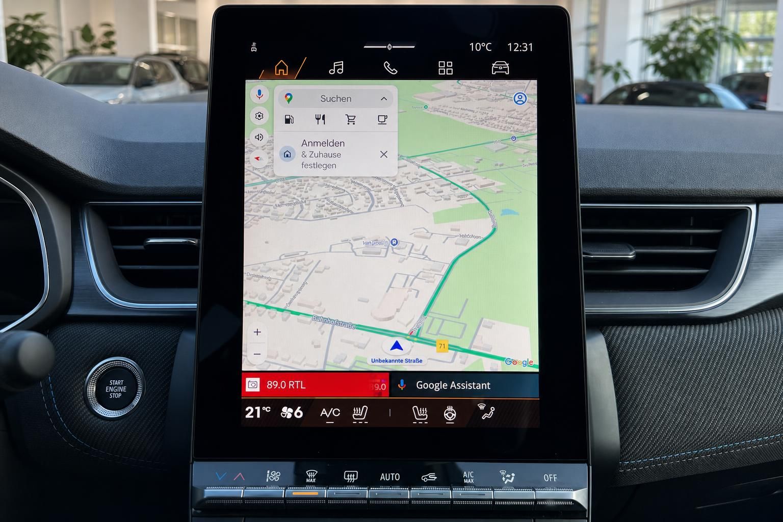 Fahrzeug Infotainment-System mit Google Maps Navigation auf großem Touchscreen im Armaturenbrett