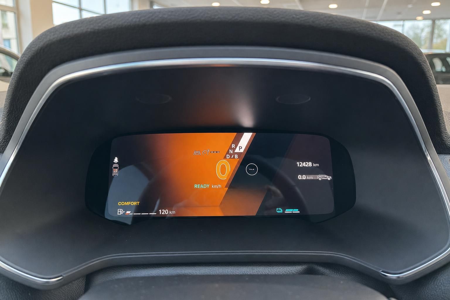 Digitales Kombiinstrument mit orangem Display und Fahrzeugstatus-Anzeige im Innenraum