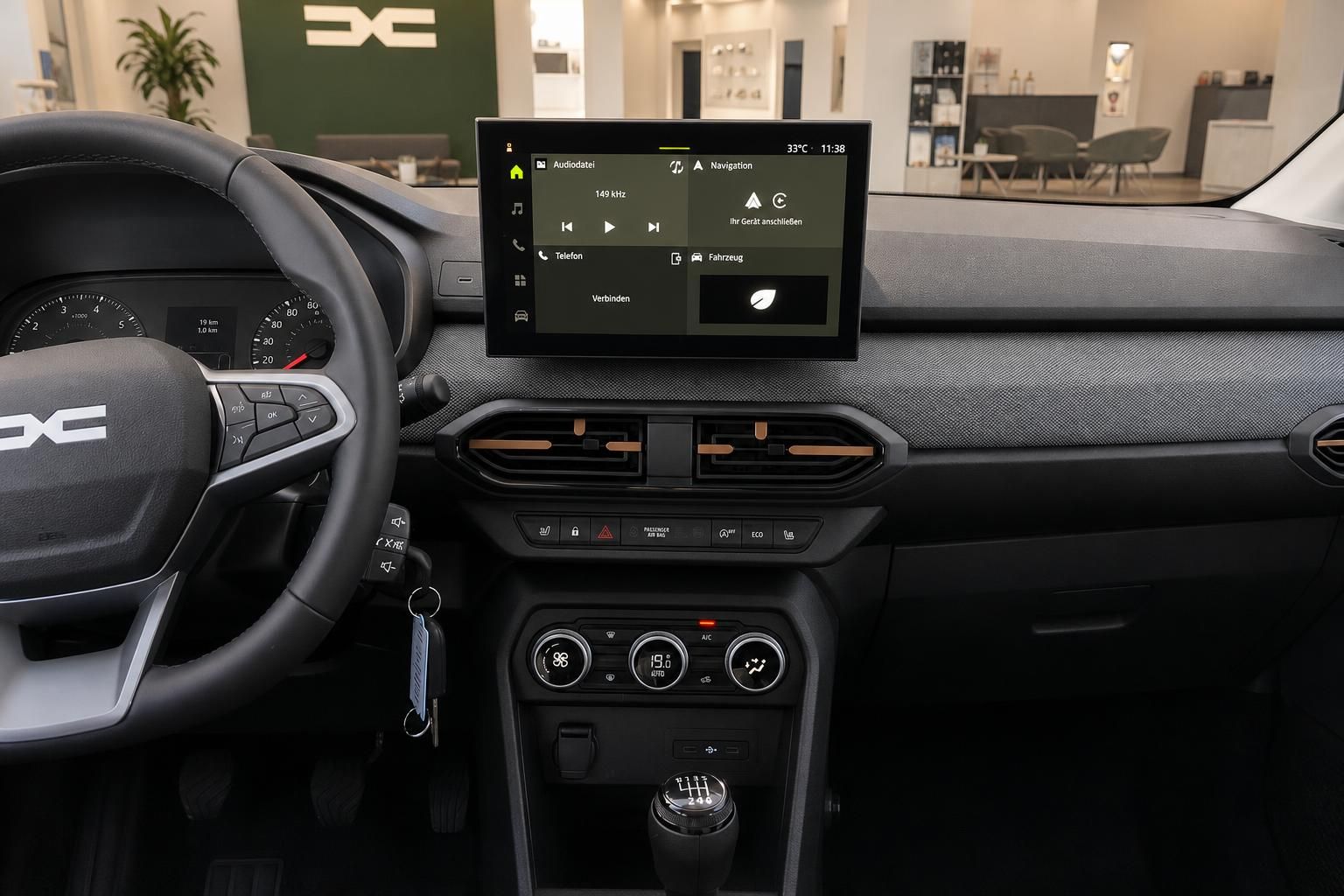 Dacia Cockpit mit Lenkrad, Schaltung und Navigationsbildschirm