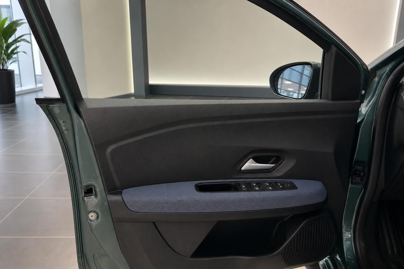 Türverkleidung und Fensterheber im Fahrzeuginnenraum