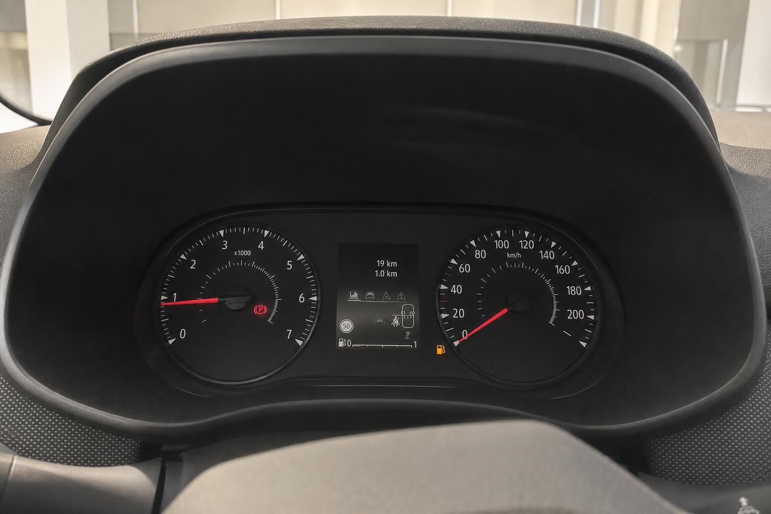 Tacho und Cockpit-Anzeige eines Fahrzeugs mit digitalem Display