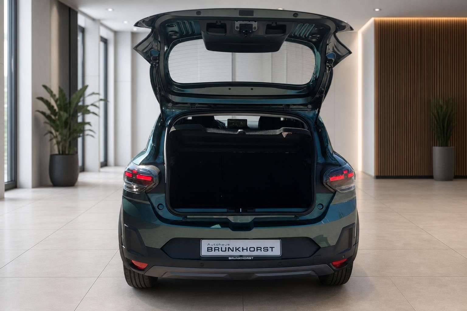 Fahrzeug von hinten mit geoeffneter Heckklappe und Kofferraum