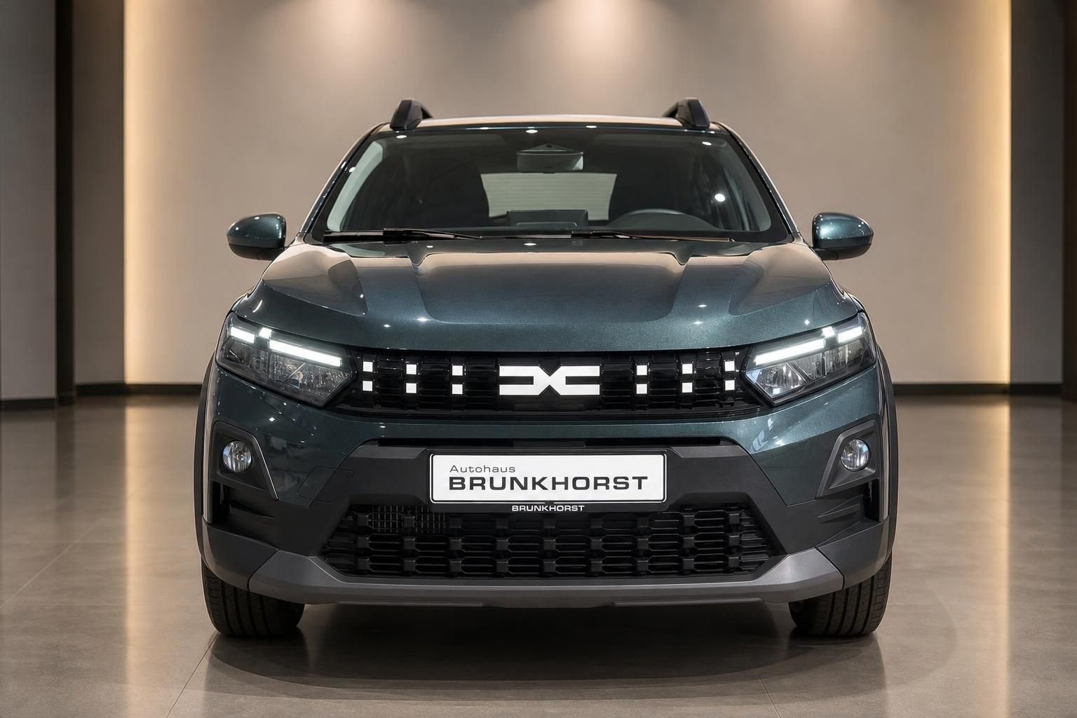 Dacia Sandero grün, Frontansicht im Autohaus Brunkhorst