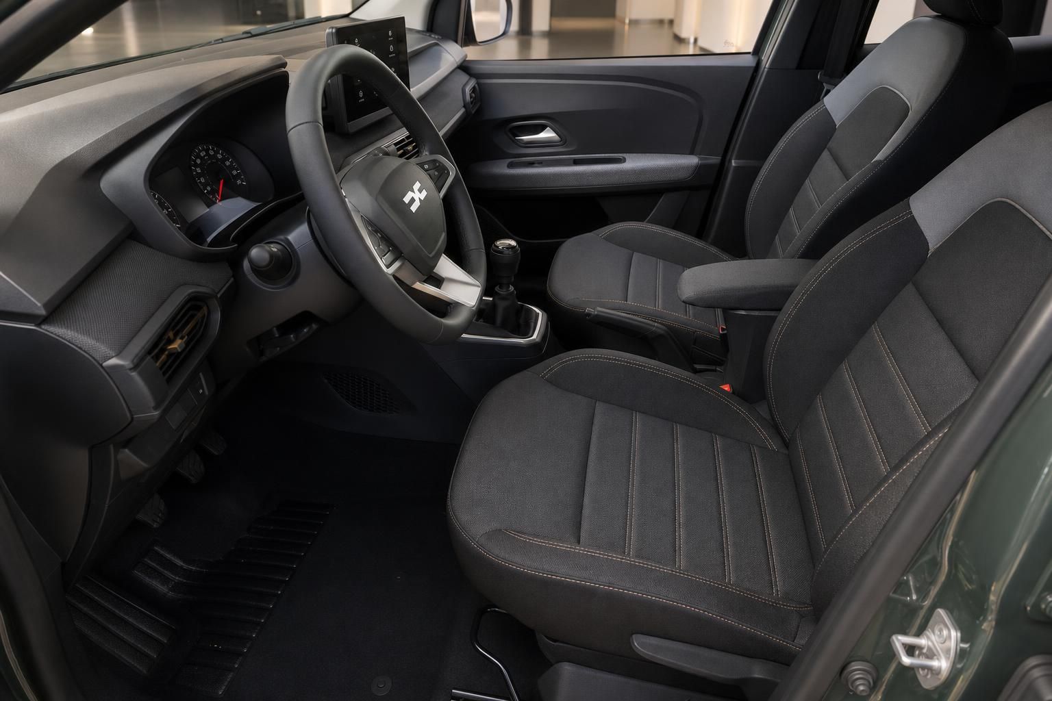 Dacia Fahrzeuginnenraum mit Vordersitzen und Cockpit im Detail