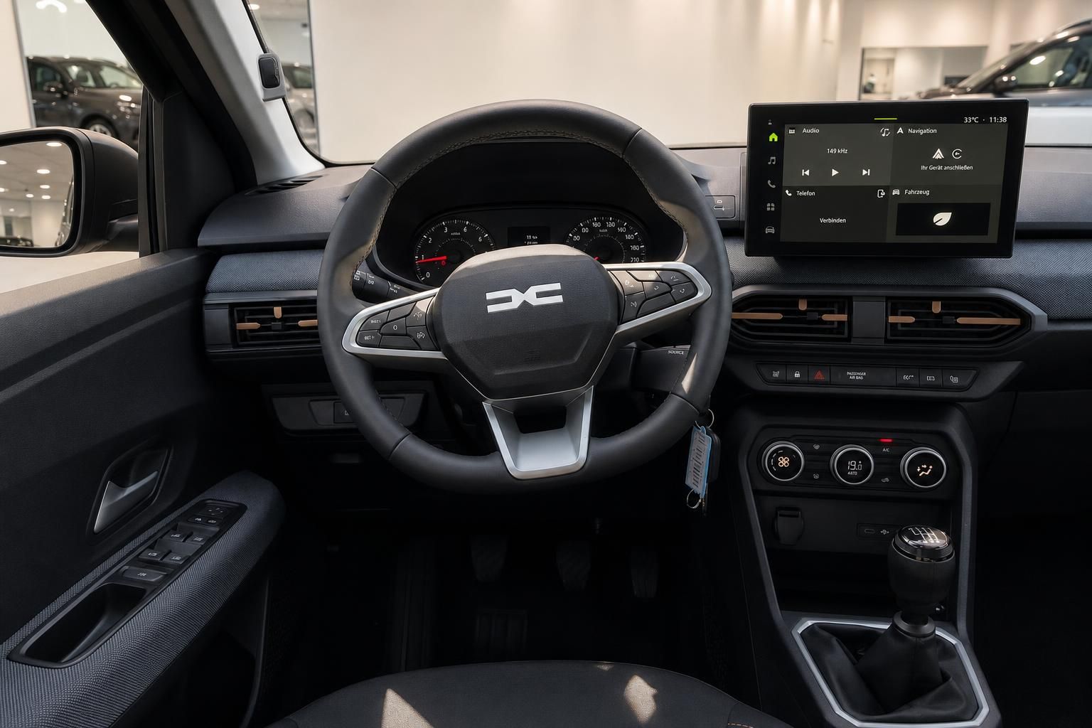 Dacia Cockpit mit Lenkrad und Multimedia-Touchscreen
