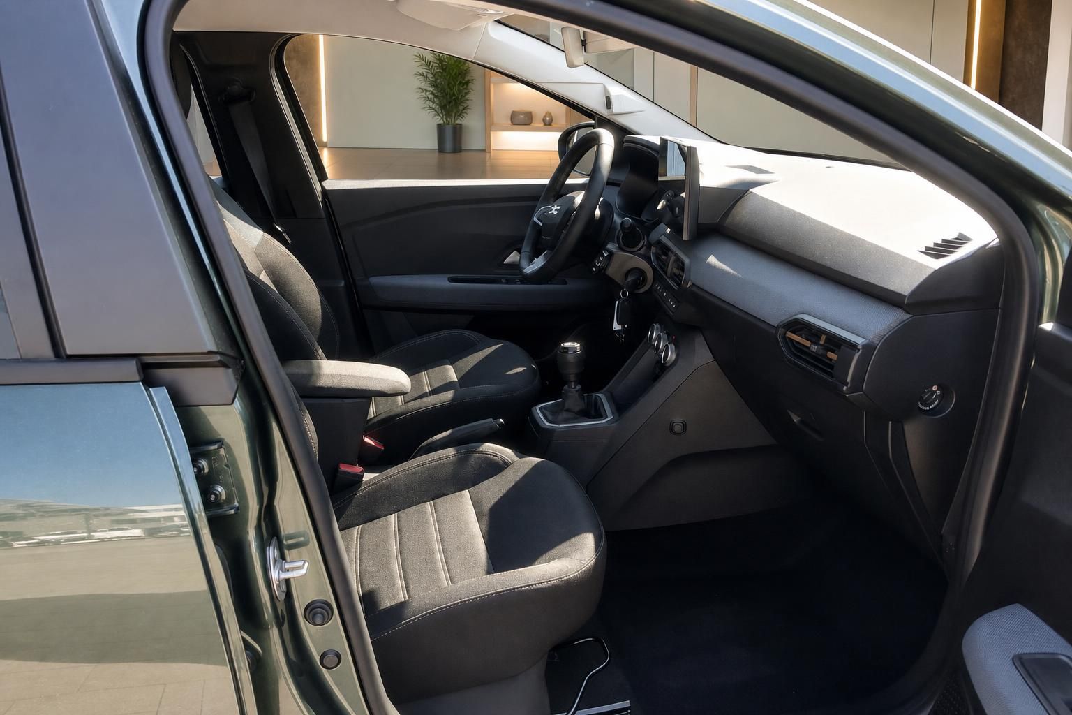 Innenraum Dacia mit Vordersitzen und Cockpit im Autohaus