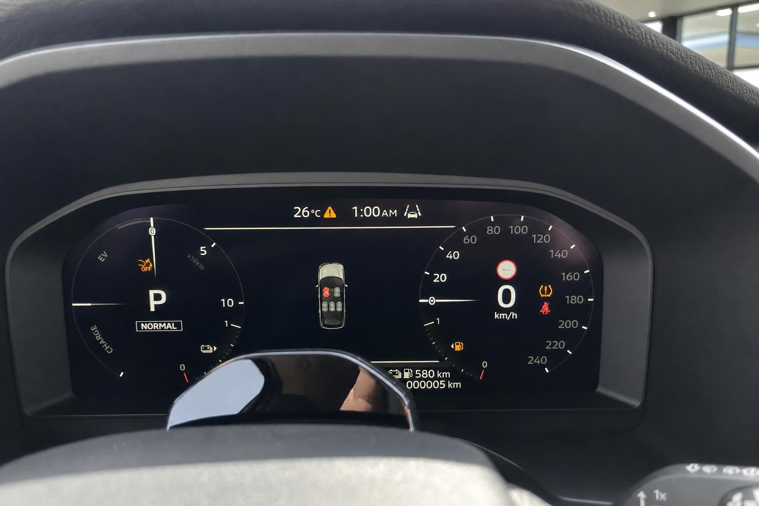 Digitales Armaturenbrett mit Tacho und Fahrzeuginformationen im Innenraum