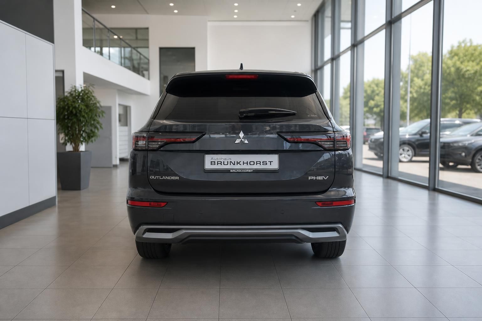 Mitsubishi Outlander PHEV Heckansicht im Autohaus Brunkhorst Showroom