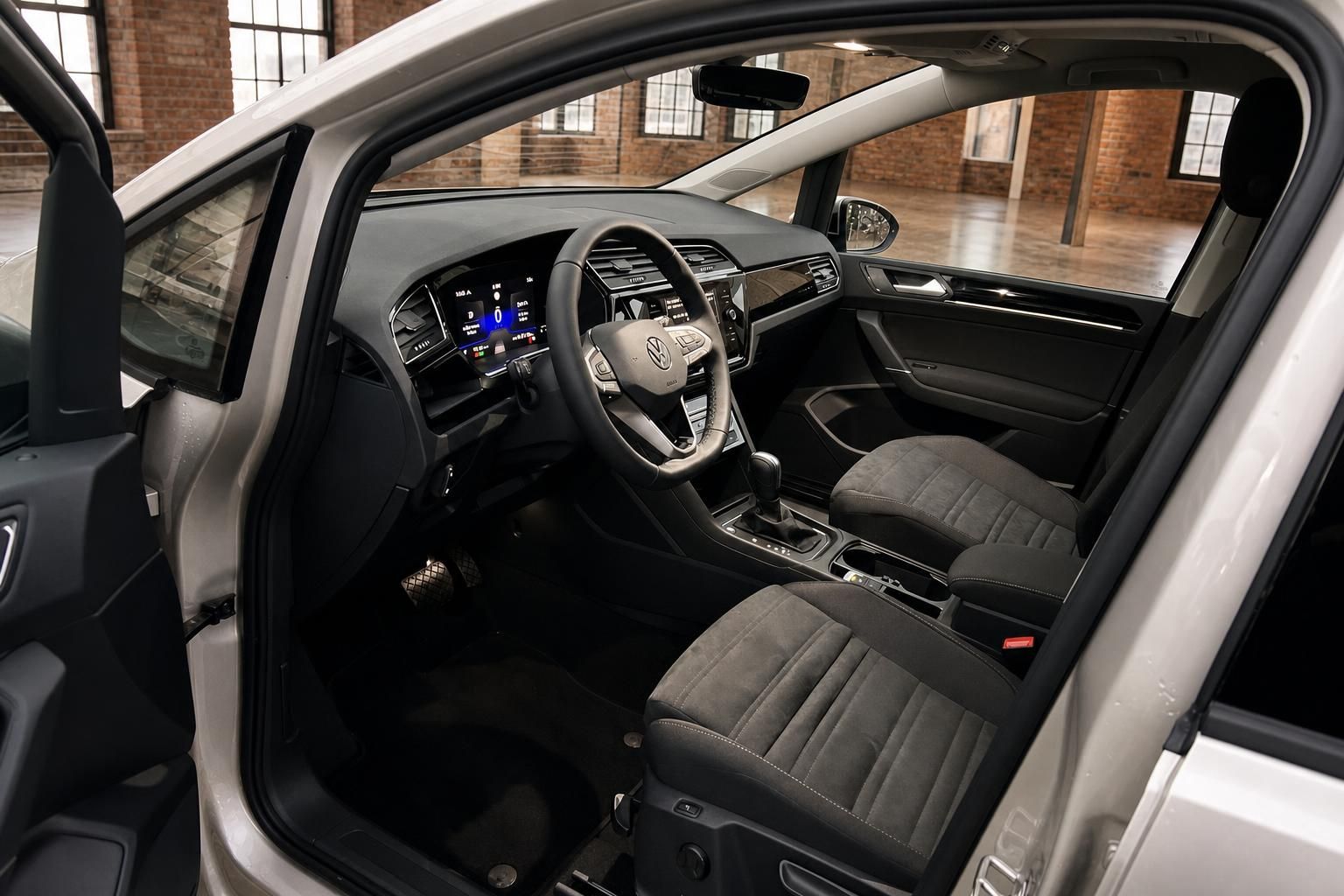 VW Touran Innenraum Cockpit und Fahrersitz mit offener Tür