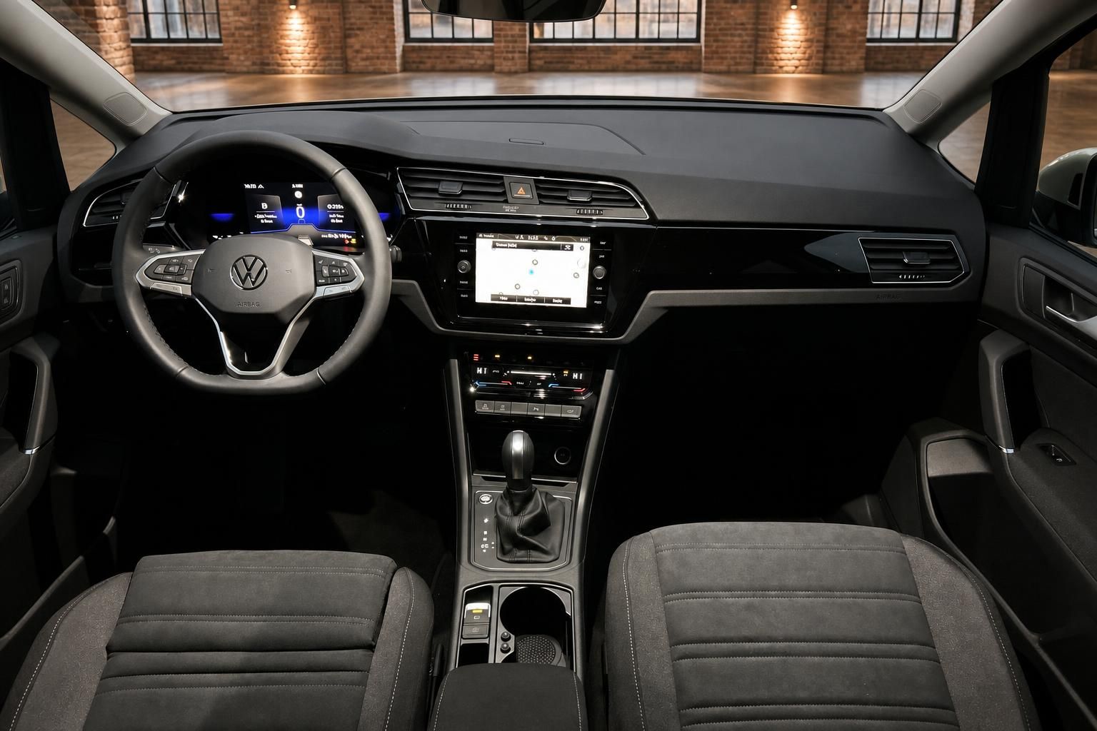 VW Touran Cockpit mit Lenkrad, Digitaltacho und Touchscreen