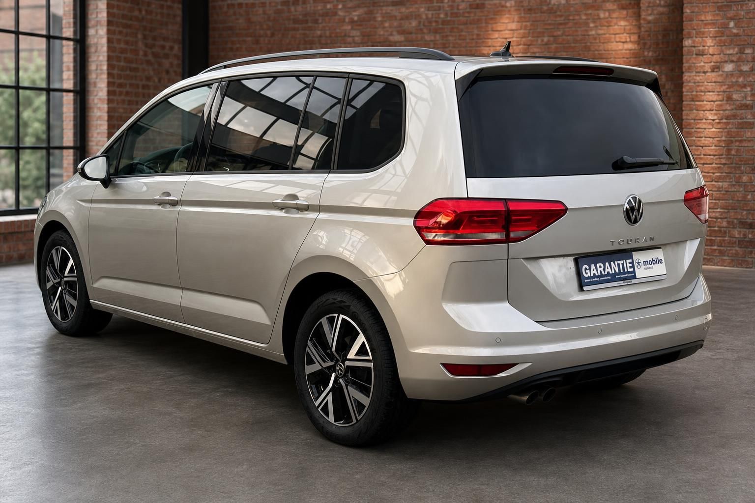 VW Touran silber Seitenansicht heck Van vor Backsteinwand