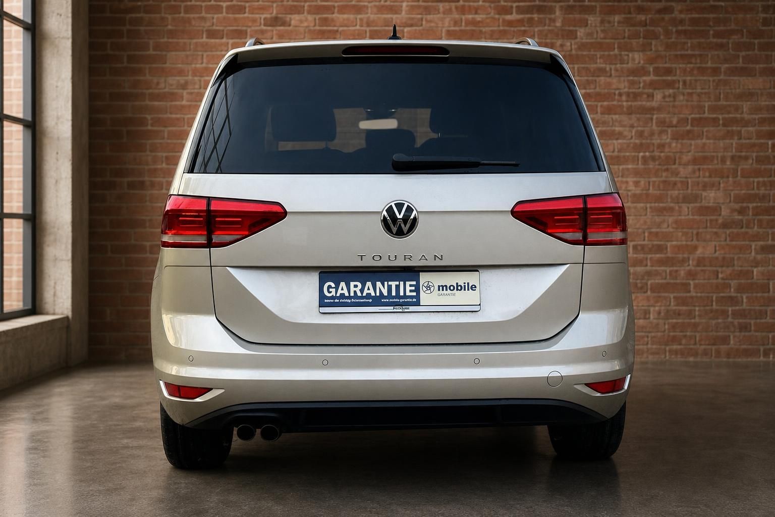 VW Touran silber Heckansicht Van mit Rueckleuchten Detail