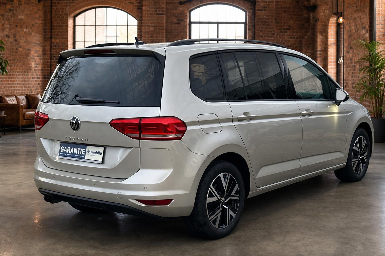 VW Touran silber Heck Seitenansicht Van in Loft Ambiente