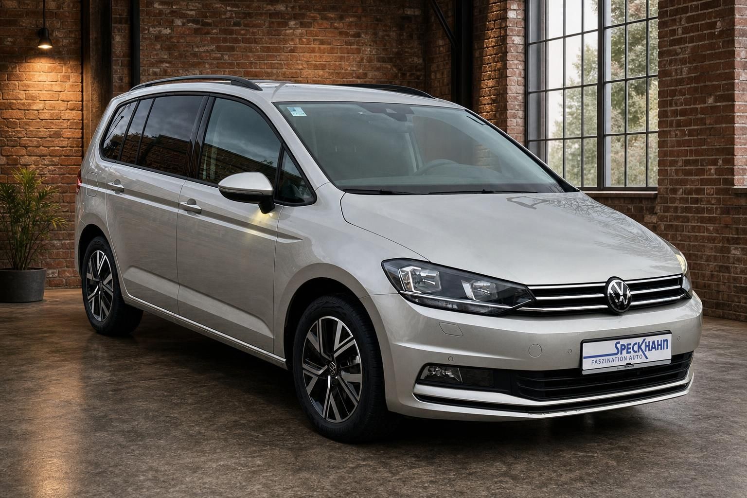 VW Touran silber Frontansicht Van Autohaus Speckhahn