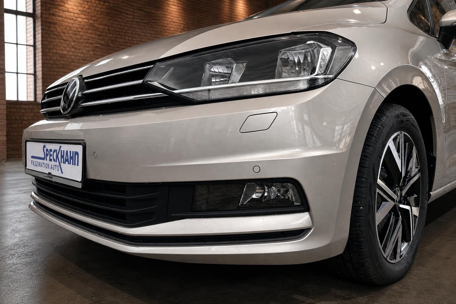 VW Touran Frontstoßstange Nahaufnahme mit LED-Scheinwerfer und Felge