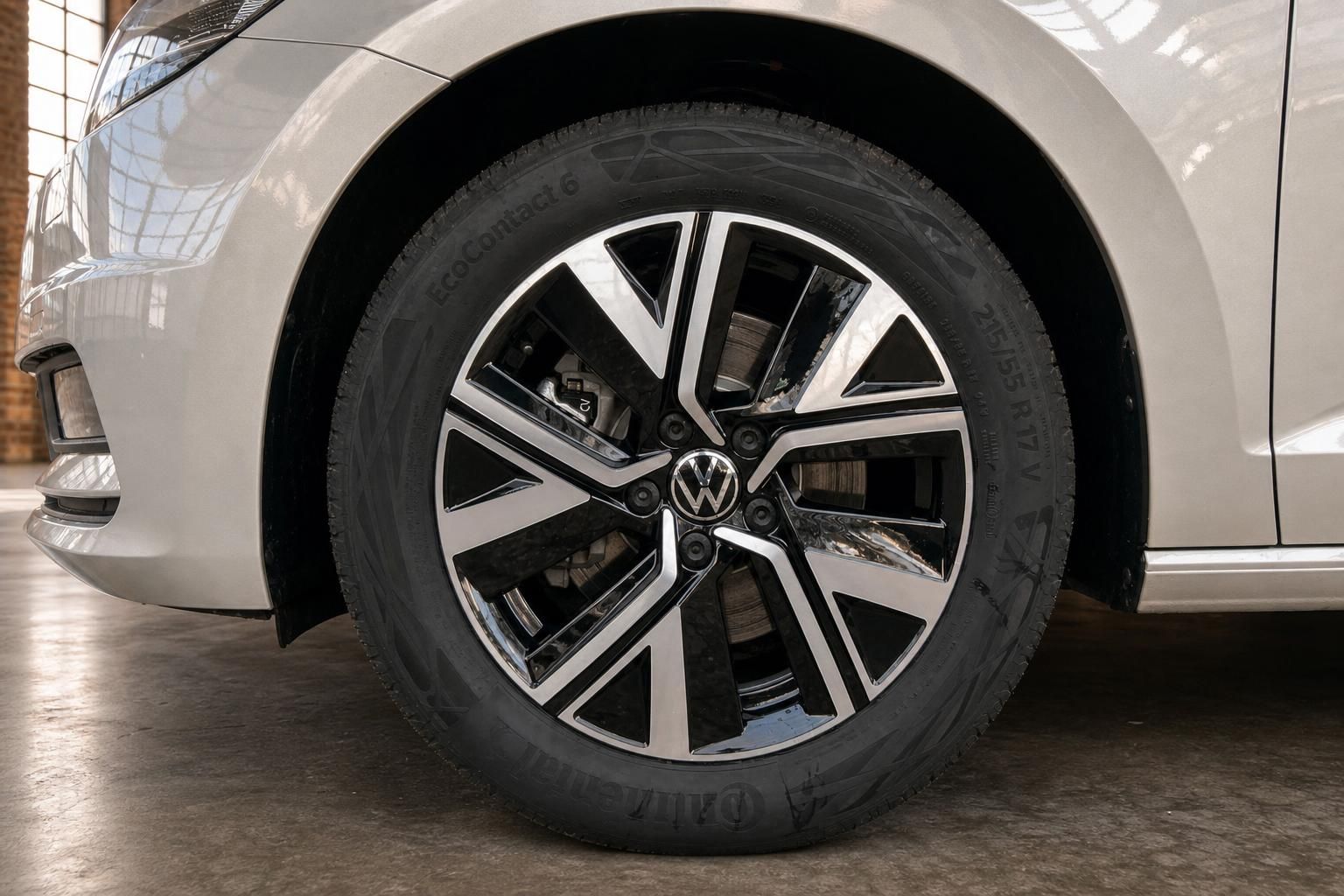 VW Touran Leichtmetallfelge Nahaufnahme mit Continental Reifen