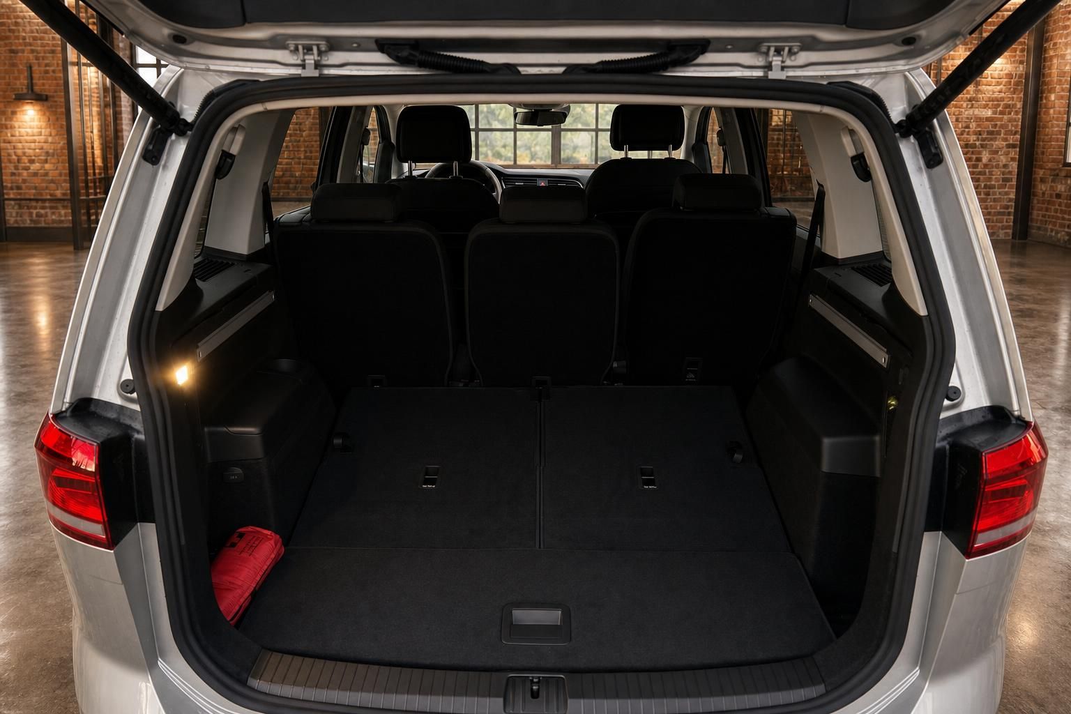 VW Touran Kofferraum mit umgeklappten Sitzen und viel Stauraum