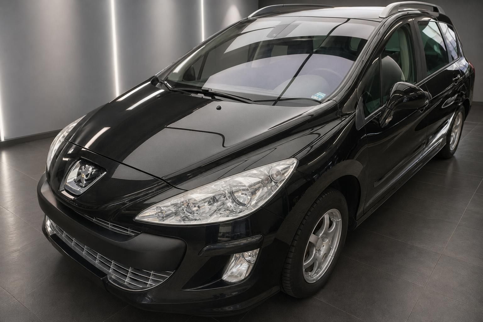 Peugeot 308 SW schwarz Frontansicht schräg – Kombi Gebrauchtwagen Händler