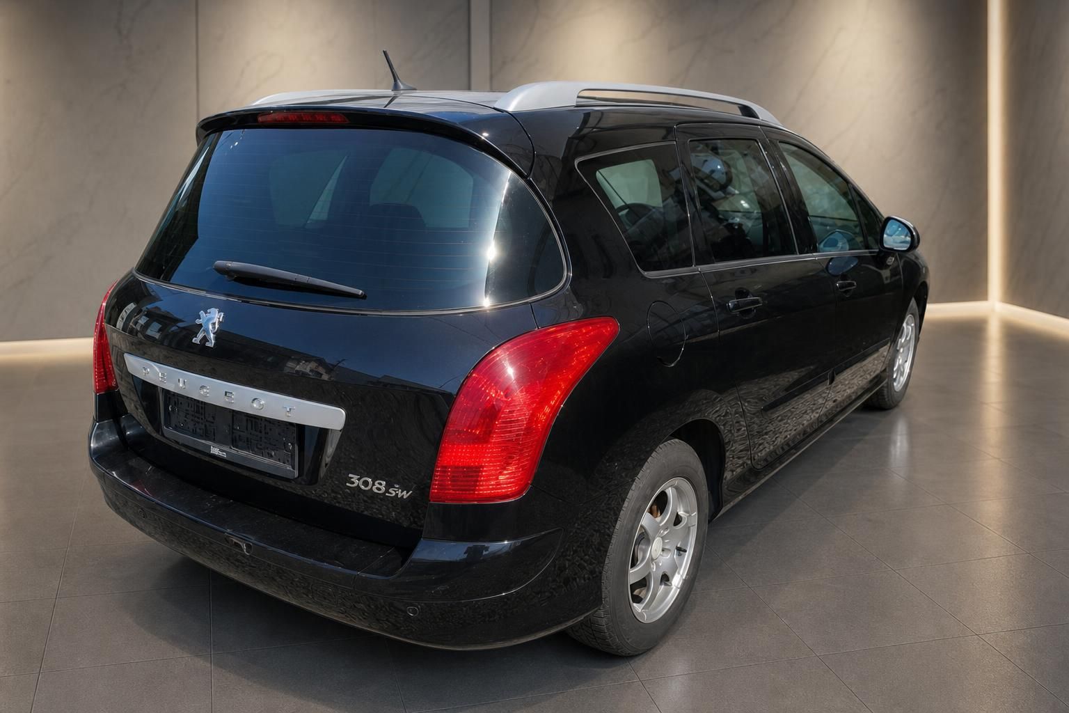 Peugeot 308 SW Kombi schwarz Heckansicht – gepflegter Gebrauchtwagen im Showroom