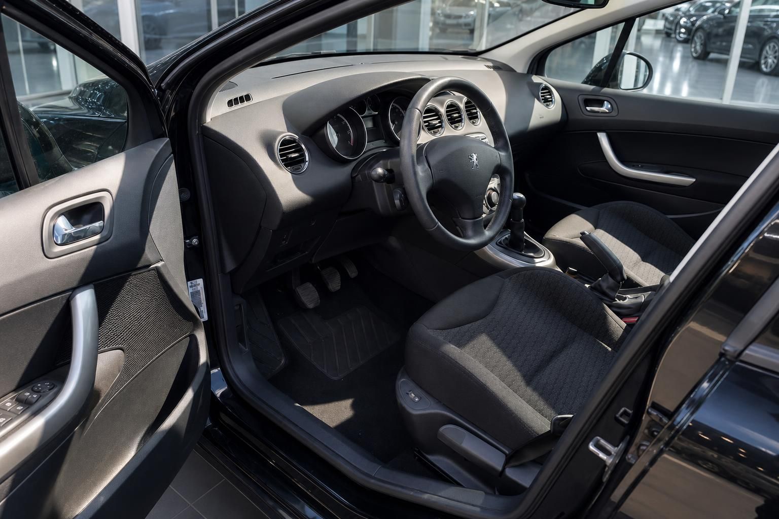 Peugeot 308 SW Innenraum – Cockpit, Lenkrad, Fahrersitz und Schaltgetriebe