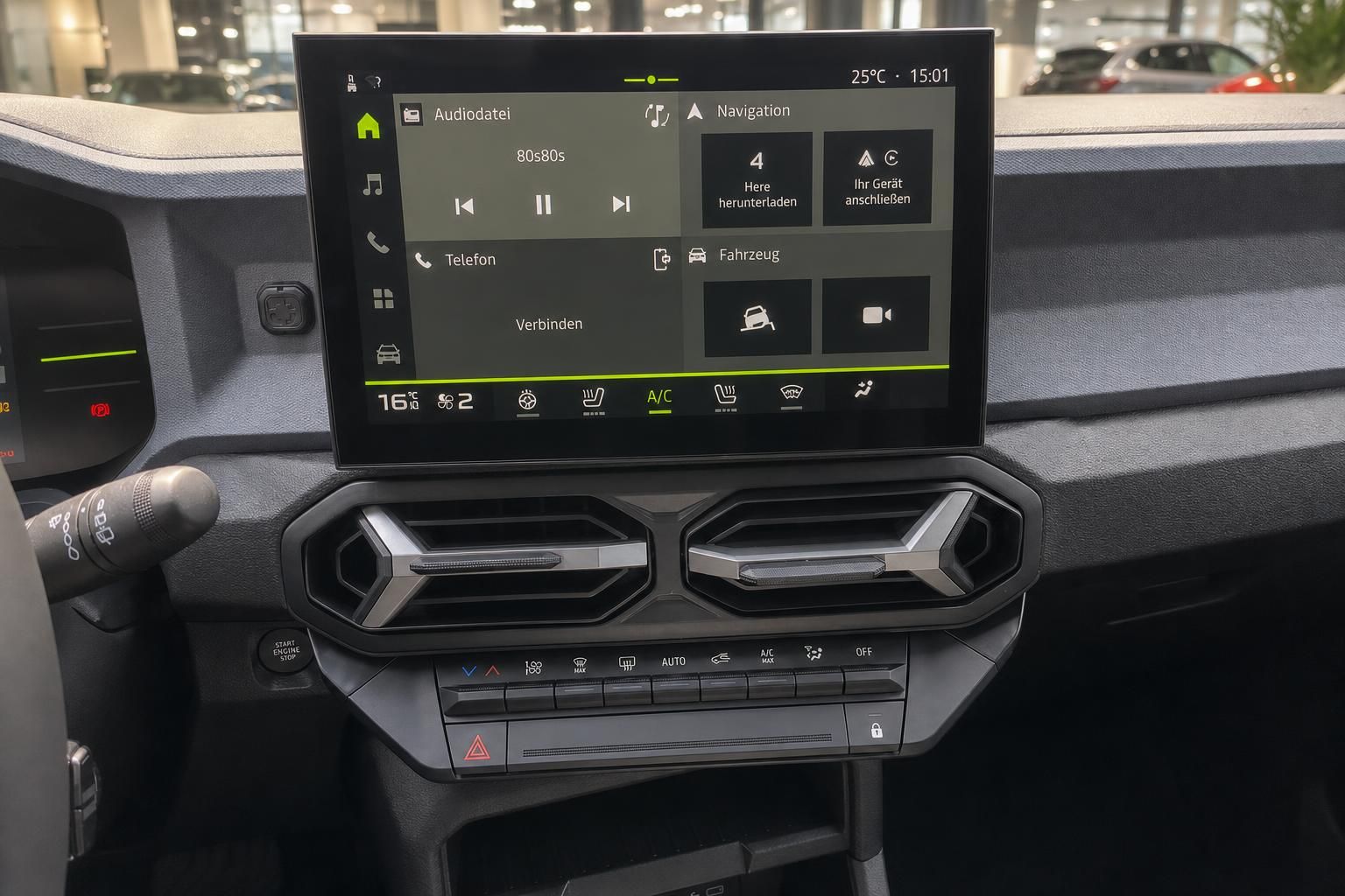 Infotainment-Touchscreen mit Klimabedienung im Dacia Cockpit