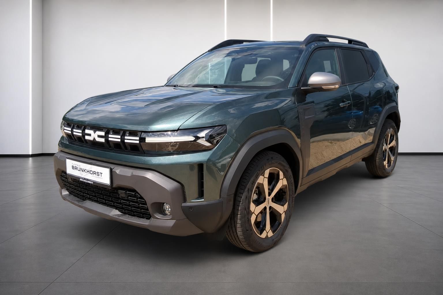 Dacia Duster in Grün, Seitenansicht schräg vorne im Autohaus Brunkhorst