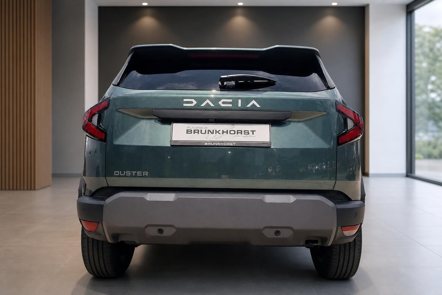 Dacia Duster in Grün, Heckansicht im Autohaus Brunkhorst