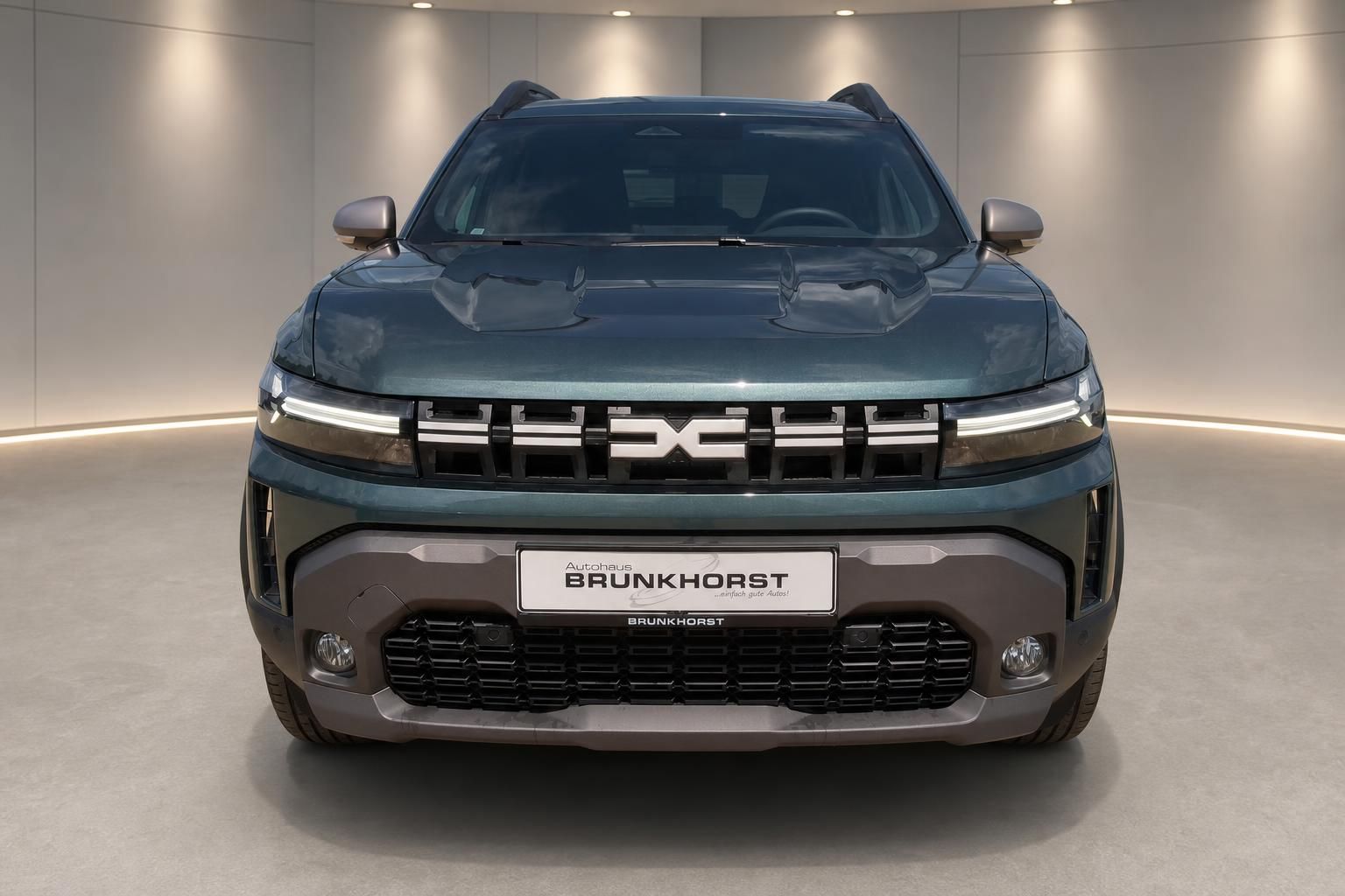 Dacia Duster in Grün, Frontansicht mit Kühlergrill im Autohaus Brunkhorst