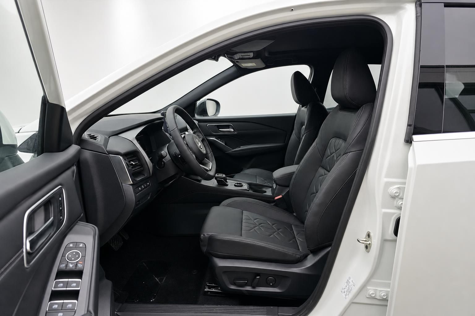 Nissan Innenraum mit schwarzen Ledersitzen und Cockpit