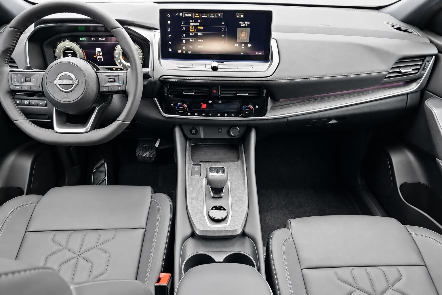 Nissan Cockpit mit Lenkrad und Touchscreen Infotainment