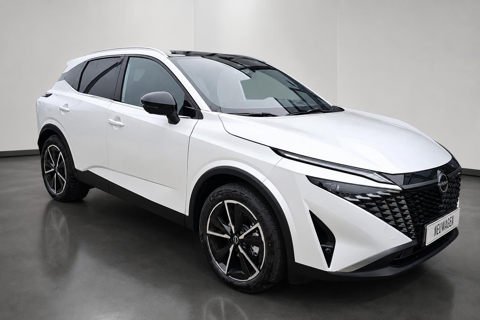 Nissan Qashqai weiß, Frontansicht schräg im Studio