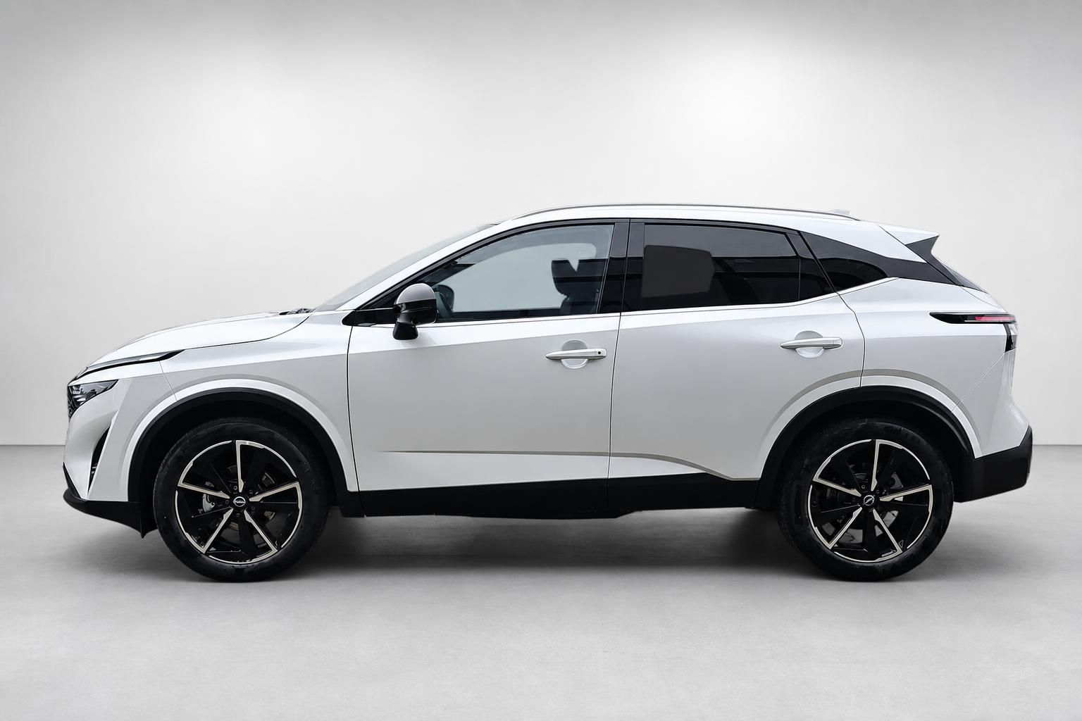 Nissan Qashqai weiß, Seitenansicht im Fotostudio
